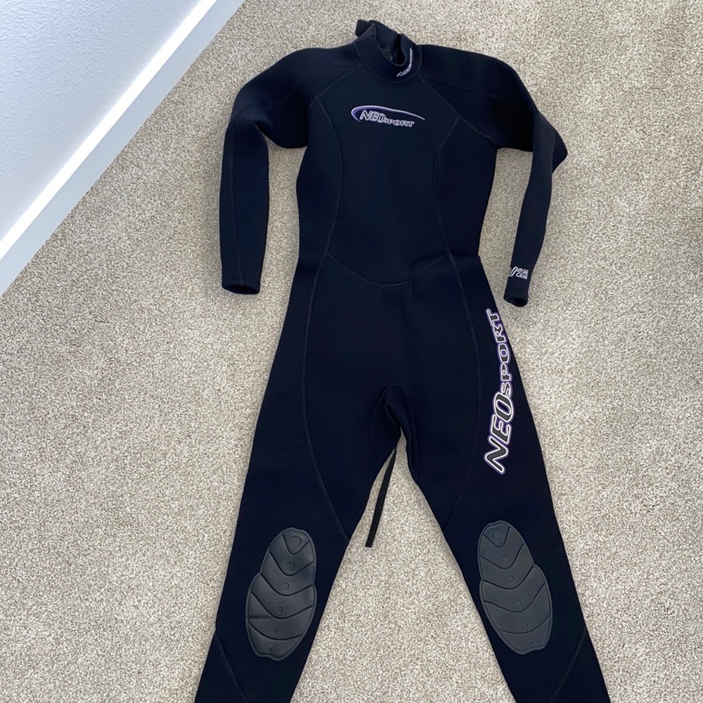 NEOsport size 4 women’s full-body wetsuit